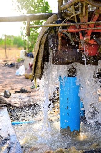 Alumbramiento de agua en un pozo entubado listo para instalar la bomba en Valencia