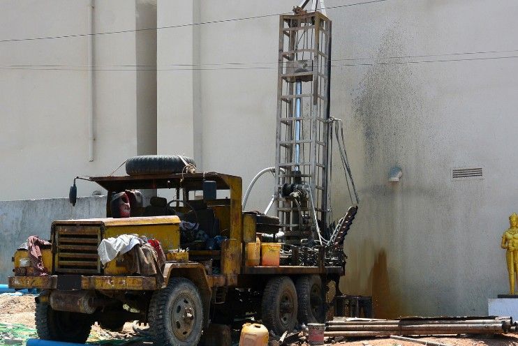 Camión perforador realizando un pozo de agua en Valencia