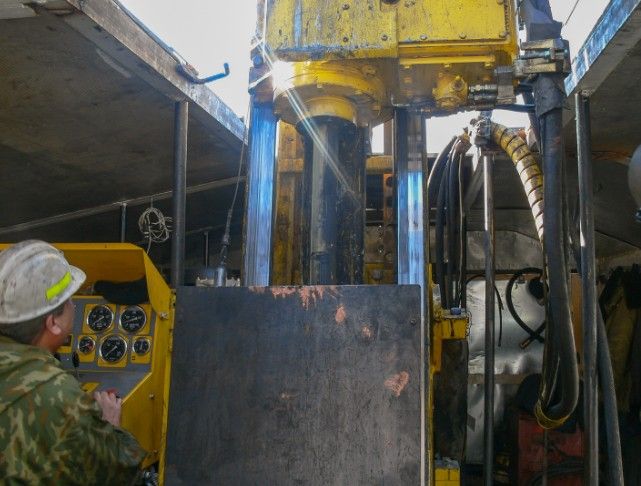 Operario revisando los controles de un pozo en mantenimiento en Valencia