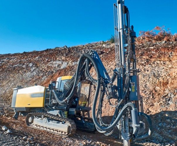 Máquina de orugas trabajando sobre un terreno desmontado en Valencia